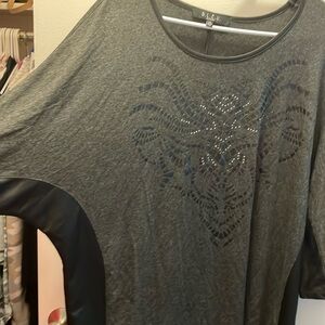 Gray black with leather looking underlay sleeve 1x
Cotton Polly blend